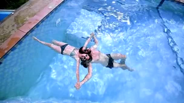 Young Couple Swims Pool — Stock Video