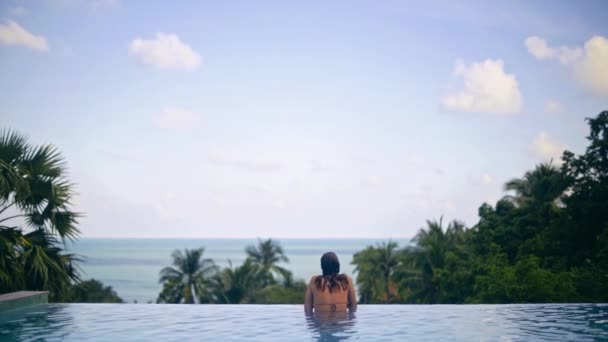 Chica Joven Hermosa Piscina Bajo Cielo Abierto Una Isla Tropical — Vídeos de Stock