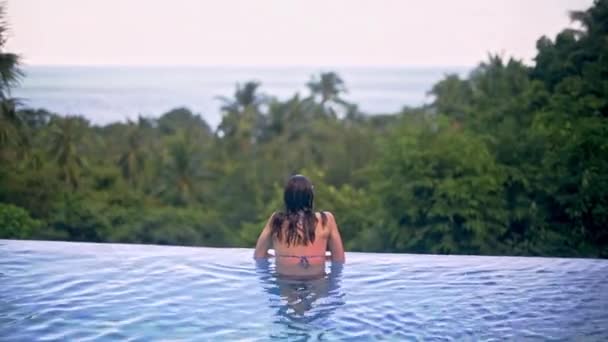 Giovane Bella Ragazza Piscina Sotto Cielo Aperto Isola Tropicale Guarda — Video Stock