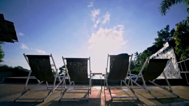 室外游泳池旁的日光浴床 — 图库视频影像