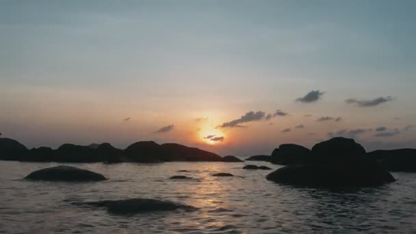 太阳落在地平线上 日落在海上 日落时云朵在天空中飘浮 — 图库视频影像