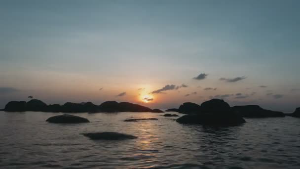 Soleil Couche Sur Horizon Coucher Soleil Mer Nuages Flottent Dans — Video