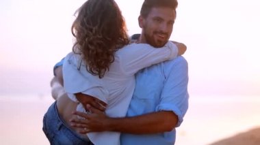 Adam ve kız balayı içinde tropikal bir adada.