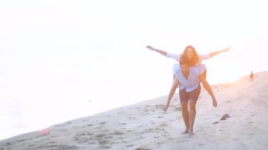 Adam ve kız balayı içinde tropikal bir adada.