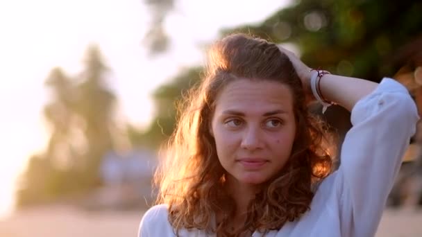 Hermosa Joven Caminando Largo Orilla Una Isla Tropical Atardecer — Vídeo de stock