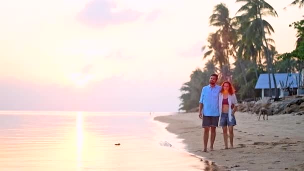 Mann Und Mädchen Auf Einer Tropischen Insel Den Flitterwochen — Stockvideo