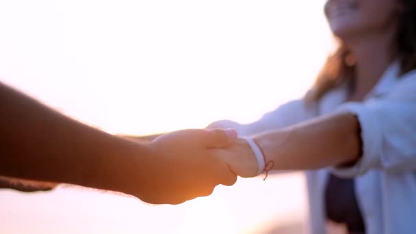 Pareja Joven Girando Tomados Mano Atardecer — Vídeo de stock