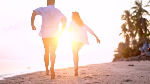 Mann Und Mädchen Auf Einer Tropischen Insel Den Flitterwochen — Stockvideo