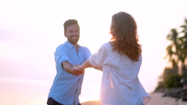 Guy Fille Sur Une Île Tropicale Dans Lune Miel — Video