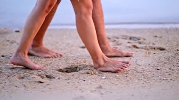 Pareja Joven Hermosa Caminando Abrazo Largo Orilla Del Mar Atardecer — Vídeos de Stock