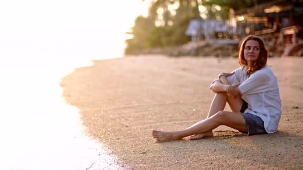 Giovane Bella Donna Siede Una Spiaggia Sabbia Guarda Lontananza Ragazza — Video Stock