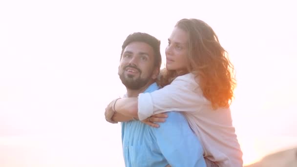 Junges Schönes Paar Das Bei Sonnenuntergang Einer Umarmung Meeresufer Entlang — Stockvideo