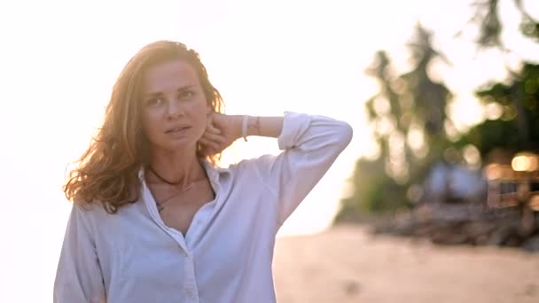 日没で熱帯の島の海岸を歩く美しい若い女性 砂浜を浮かべて幸せな女の子 — ストック動画