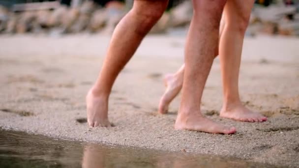日落时 年轻美丽的夫妇在海边拥抱地散步 在热带岛屿上度蜜月的男人和女孩 — 图库视频影像