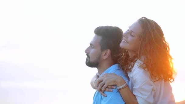 해질녘 해변을 포옹에 남자와 여자는 여행에 — 비디오