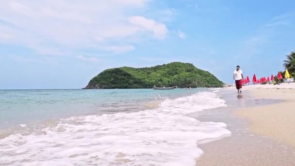 Hombre Joven Guapo Está Caminando Por Playa Una Isla Tropical — Vídeo de stock