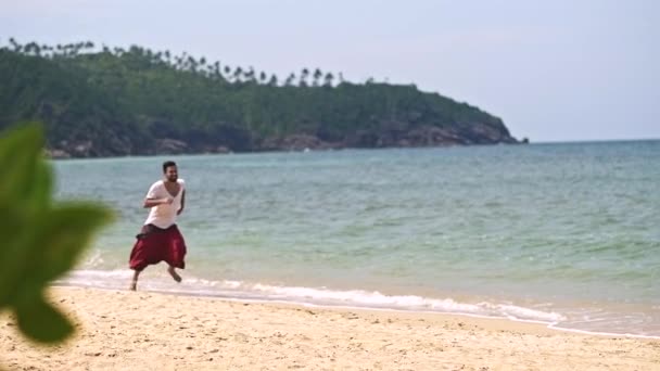 Uomo Giovane Bello Corre Lungo Spiaggia Isola Tropicale — Video Stock