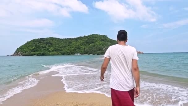 Homem Jovem Bonito Está Caminhando Pela Praia Uma Ilha Tropical — Vídeo de Stock