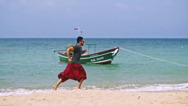 Een Jonge Knappe Man Loopt Langs Het Strand Een Tropisch — Stockvideo