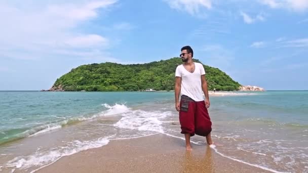 Genç Yakışıklı Bir Adam Tropik Bir Adada Sahil Boyunca Yürüyor — Stok video