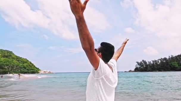 Hombre Joven Guapo Está Caminando Por Playa Una Isla Tropical — Vídeos de Stock