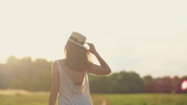 Güzel, Genç kız mutlu parkta dinlenmek. Güzel, güzel bir kadın, açık havada oyalanıyor.