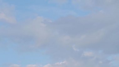 Gökyüzüne uçan kağıt uçağı