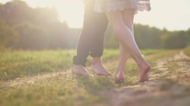 Adam ve kız mutlu bir şekilde açık havada vakit geçirirler. Aşk atlama ve spin ve gün batımı parkta etrafında aptal bir çift.