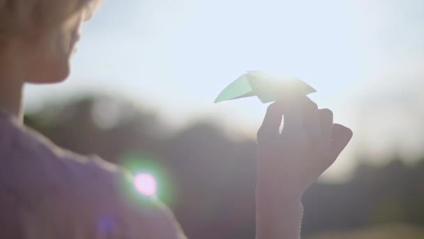 Молодая Красивая Девушка Татуировкой Руке Запускает Бумажный Самолет Красивая Женщина — стоковое видео