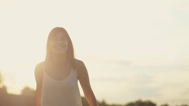 Linda Jovem Menina Descansando Feliz Parque Bonita Uma Mulher Bonita — Vídeo de Stock