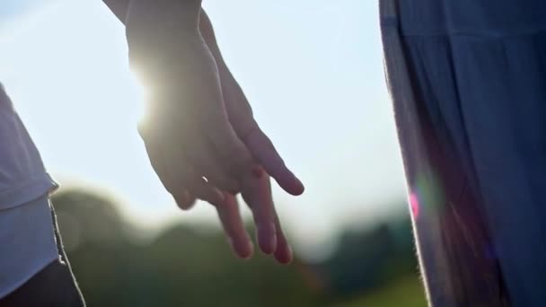 那个男孩和那个女孩愉快地在户外度过 一对恋爱中的夫妇在日落时在公园里跳来跳去 — 图库视频影像
