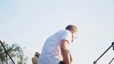 Adam ve kız mutlu bir şekilde açık havada vakit geçirirler. Aşk atlama ve spin ve gün batımı parkta etrafında aptal bir çift.