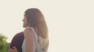 Adam ve kız mutlu bir şekilde açık havada vakit geçirirler. Aşk atlama ve spin ve gün batımı parkta etrafında aptal bir çift.