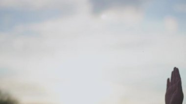 İki güzel genç kız birbirlerine 5 gün batımı verir. Dost Cuma açık havada.