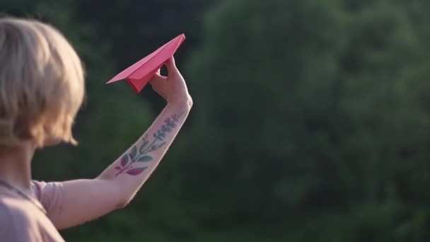 Una Giovane Bella Ragazza Con Tatuaggio Sulla Mano Lancia Aeroplano — Video Stock