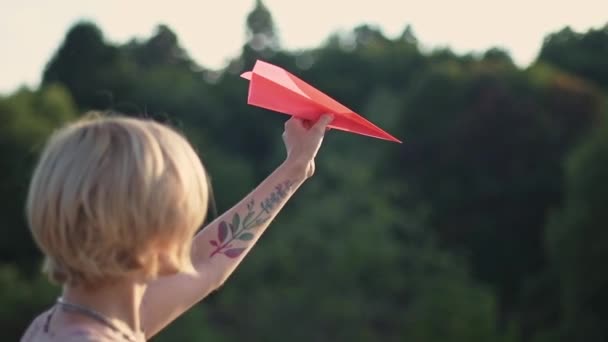 Una Giovane Bella Ragazza Con Tatuaggio Sulla Mano Lancia Aeroplano — Video Stock