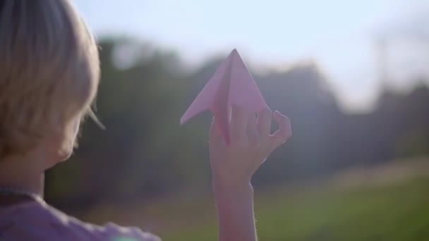 Een Jong Mooi Meisje Met Een Tatoeage Haar Hand Lanceert — Stockvideo