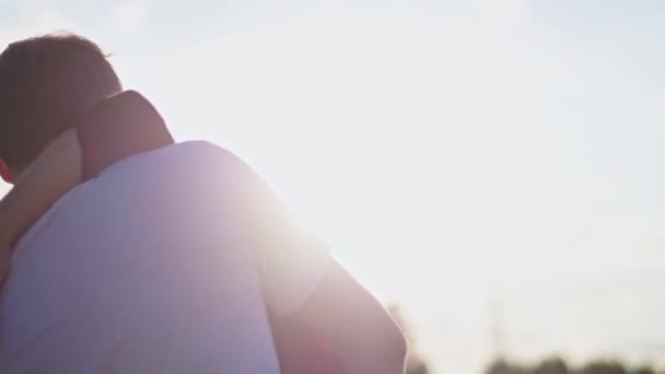 Man Het Meisje Gelukkig Tijd Doorbrengen Buitenshuis Een Paar Liefde — Stockvideo