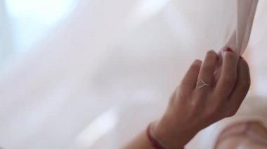 Genç ve güzel bir kız bir gece yatağında yatıyor. Bir kızla yatakta nazik bir sabah. Seksi bir genç kadın bir ipek levha üzerinde sabah uyanır. Güzel kız onu güzel vücut okşayarak.