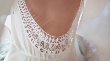 Genç ve güzel bir kız bir gece yatağında yatıyor. Bir kızla yatakta nazik bir sabah. Seksi bir genç kadın bir ipek levha üzerinde sabah uyanır. Güzel kız onu güzel vücut okşayarak.