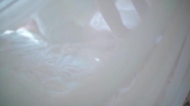 Genç ve güzel bir kız bir gece yatağında yatıyor. Bir kızla yatakta nazik bir sabah. Seksi bir genç kadın bir ipek levha üzerinde sabah uyanır. Güzel kız onu güzel vücut okşayarak.