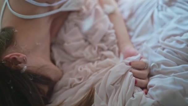 Une Jeune Belle Fille Est Allongée Sur Lit Chemise Nuit — Video