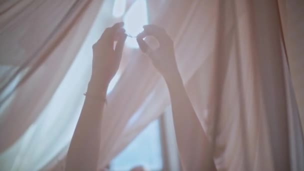 Ein Junges Schönes Mädchen Liegt Nachthemd Auf Einem Bett Sanfter — Stockvideo