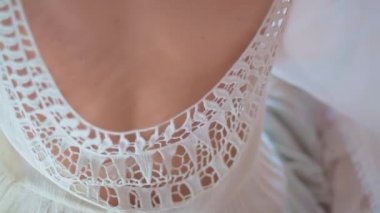 Genç ve güzel bir kız bir gece yatağında yatıyor. Bir kızla yatakta nazik bir sabah. Seksi bir genç kadın bir ipek levha üzerinde sabah uyanır. Güzel kız onu güzel vücut okşayarak.