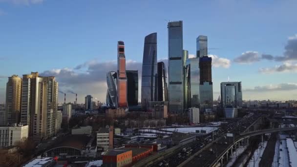 겨울에 모스크바에서 발전소의 굴뚝에서 — 비디오