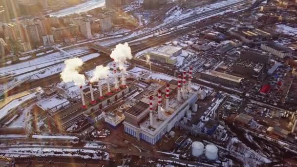 冬季在莫斯科建造热电站 工厂烟囱冒烟 — 图库视频影像
