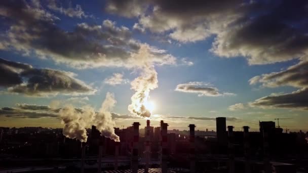 겨울에 모스크바에서 발전소의 굴뚝에서 — 비디오
