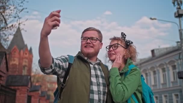 Una Pareja Joven Hermosa Hace Selfies Casco Antiguo Viaja Joven — Vídeos de Stock