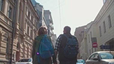 Genç, güzel turistler seyahat ediyor. Güzel şehirlerde bir çift. Karı koca balayını seyahat ederek geçirirler. Finlandiyalı aile Rus Moskova'da dinleniyor. Aşık Fin çift balayı için dünyayı dolaşıyor. Finliler Rusya'ya seyahat ediyor. İki kişi