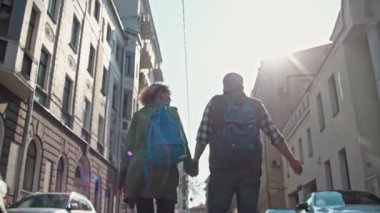 Genç, güzel turistler seyahat ediyor. Güzel şehirlerde bir çift. Karı koca balayını seyahat ederek geçirirler. Finlandiyalı aile Rus Moskova'da dinleniyor. Aşık Fin çift balayı için dünyayı dolaşıyor. Finliler Rusya'ya seyahat ediyor. İki kişi